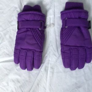 Toasty warm Thinsulate Ski gloves. Girls.